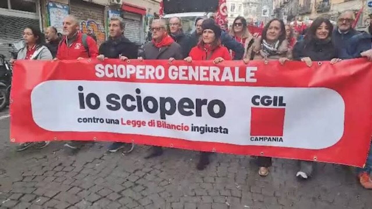 Sciopero generale a Napoli, il corteo per le vie della citta'