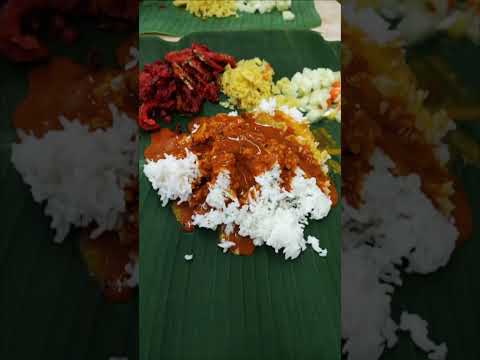 Sri Nirwana Maju @ Jalan Telawi 3 Bangsar comida indiana servindo Thali - arroz em folha de bananeira com curry