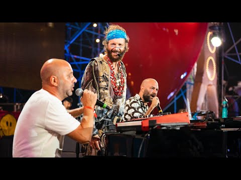 JOVA BEACH PARTY Jovanotti, Giuliano Sangiorgi e Checco Zalone cantano 'Angela' (30 luglio 2022)