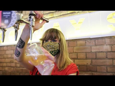 England lockert Lockdown: Pubs und Bars öffnen