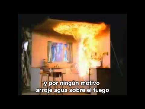 Incendio de aceite de cocinar / Kitchen oil fire (subtítulos en español)