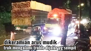 Download lagu In the busy homecoming traffic, trucks experienced trouble on the narrow road. mp3