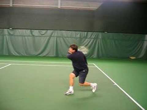 Ile hits the tennis ball