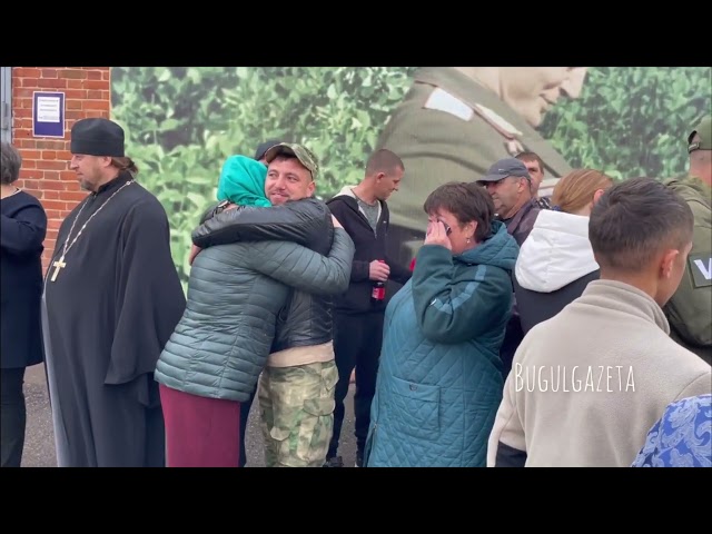 Видеорепортаж с торжественного митинга в честь отправки троих бугульминцев в зону СВО