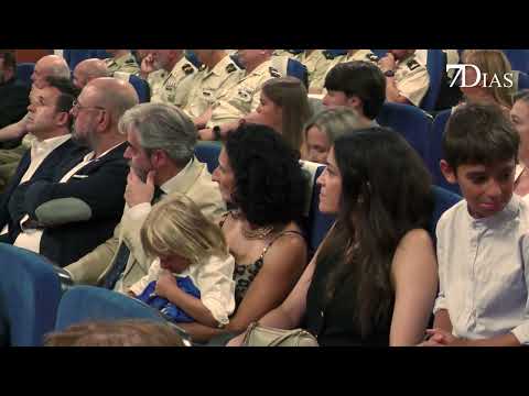 LA MADRE DE LA MILITAR DÉBORA GRAU RECIBE LA CRUZ AL MÉRITO MILITAR CON DISTINTIVO BLANCO