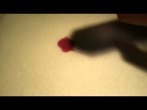 Hausmittel: Rotweinfleck mit Salz entfernen - so geht's