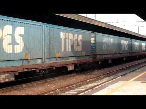 FS E652 con treno container Tipes in partenza da Prato Centrale