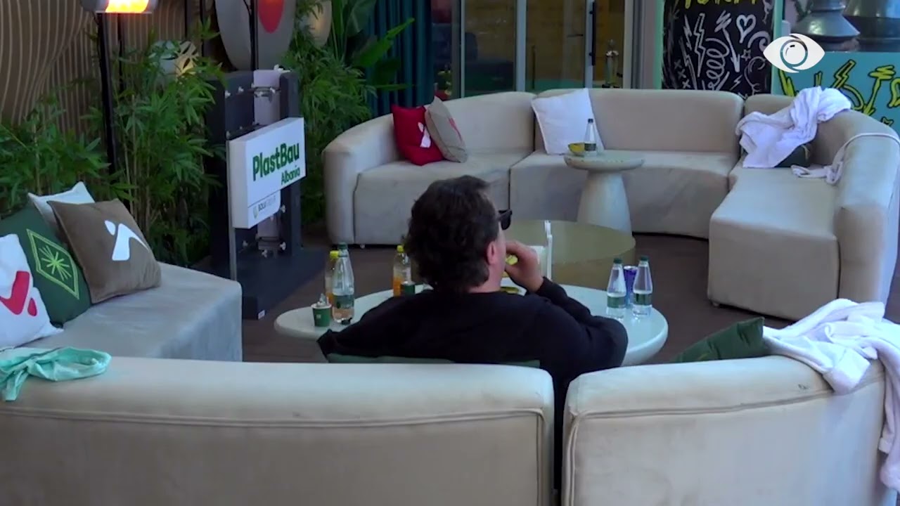 Valbona shpërndan hallvën, përqafime mes saj dhe banorëve