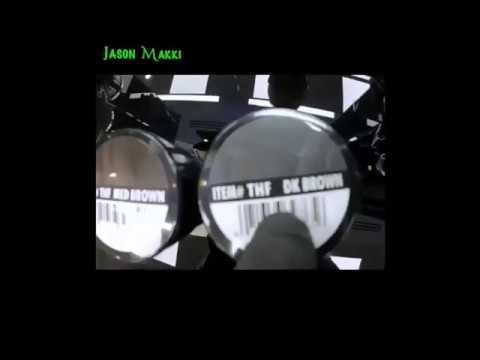 Парикмахер 100 уровня делает укладку почти лысому клиенту