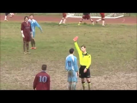 CALCIONE ALL'ARBITRO CHE FISCHIA LA FINE