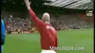 Sir Bobby Charlton schießt Elfmeter in Halbzeitpause (2010)