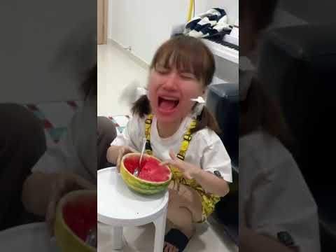 Ăn dưa hấu thôi mà phải canh cho nó đều hả Út #tinnguyen #hodongquan #haihuoc