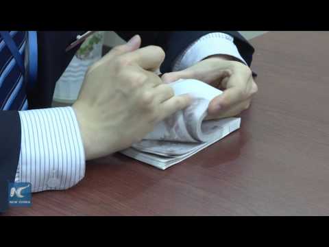 Fascinating ways to count money! Bank teller shows quick counting skills
