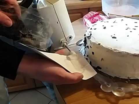 Schokoraspeln an Tortenrand verteilen