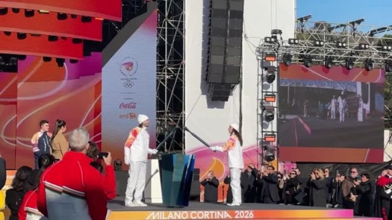 Milano Cortina, la fiaccola lascia lo stadio dei Marmi in mano a Polonara