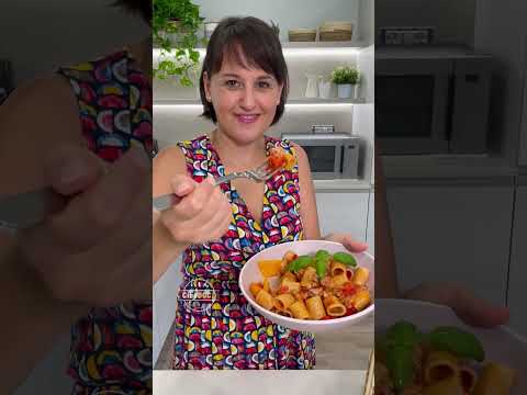 Pasta con salsiccia fresca e peperoni di stagione