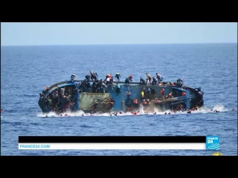 Méditerranée : les images impressionnantes d'un bateau surpeuplé qui chavire au large de la Libye
