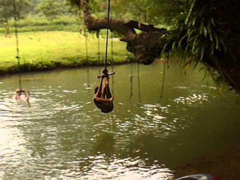 Bodhi se divertindo na Lagoa Azul - Tham Poukham, 7 km a oeste de Vang Vieng, outubro de 2009