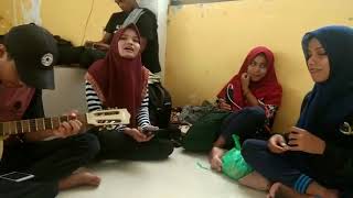 Download lagu Cewek cantik nyanyi lagu Gerimis melanda hati mp3