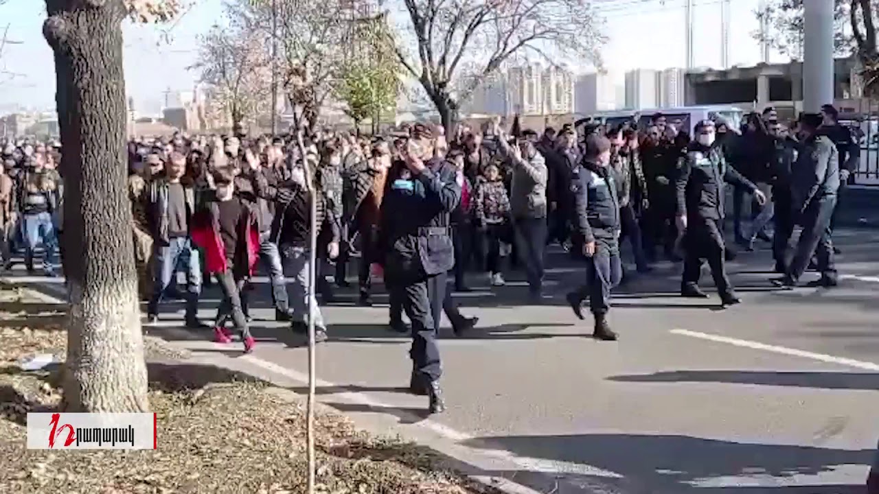 Ոստիկանները թույլ չտվեցին երթի մասնակիցներին անցնել ճաղավանդակը, որպեսզի նրաք կռիվ չանեն