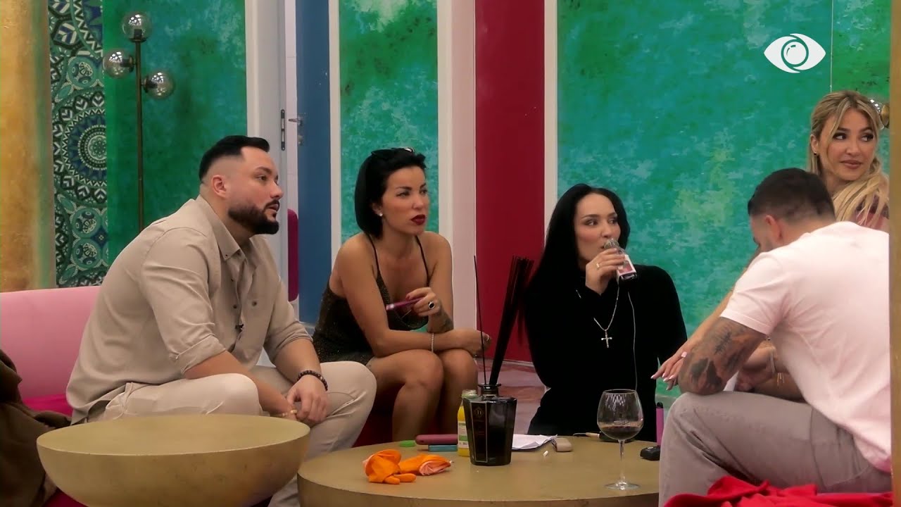 Banorët bëjnë prova për skenën nga filmi Një vonesë e vogël