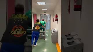 infermieri-scherzano-con-le-attrezzature-dell-ospedale-punizioni-in-arrivo