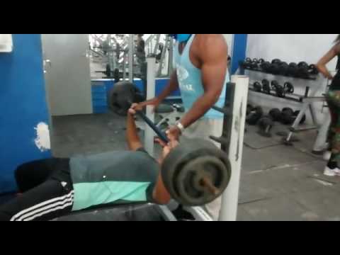 Treino de peito com paceiro laete