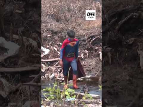 Jovem se fantasia de Superman para ajudar no combate aos incêndios florestais na Indonésia