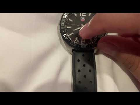 Using the bezel of a dive watch to indicate a second time zone