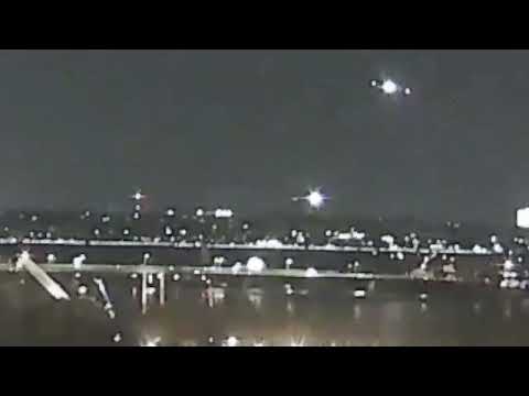 Avião Colide com Helicóptero e Cai no Rio Potomac, Washington, EUA