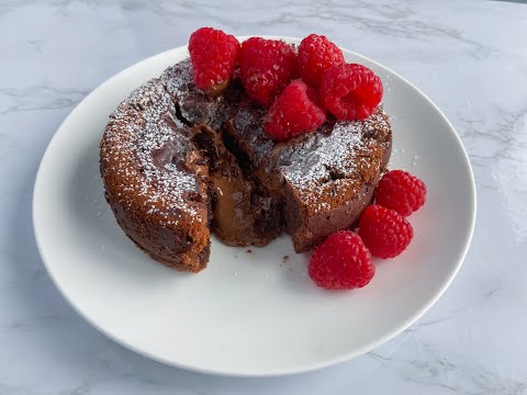 مولتن كيك بالشيكولاته السايحه - Molten lava cake