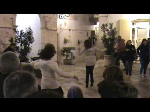 La Pizzica - traditional Puglian dance in Locorotondo