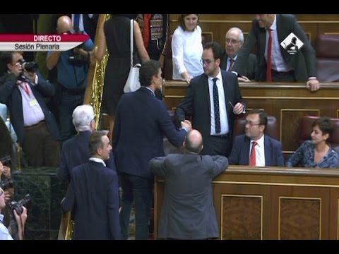 Tenso saludo de Pedro Sánchez y Antonio Hernando