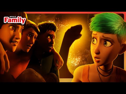 Trapped in a Swarm of Fire Locusts 🔥 Jurassic World: Chaos Theory | Netflix Family