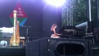 Joanna Newsom live at Pitchfork: new song on piano