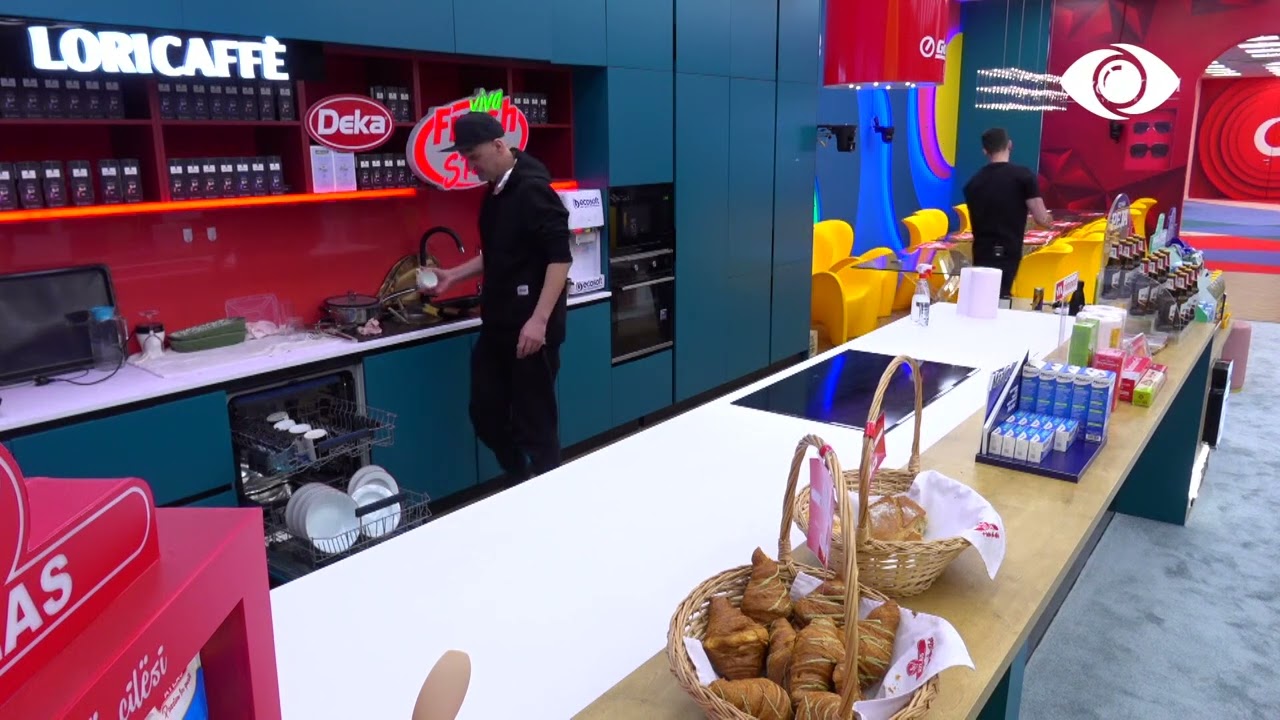 Bledi dhe Beati pastrojnë kuzhinën