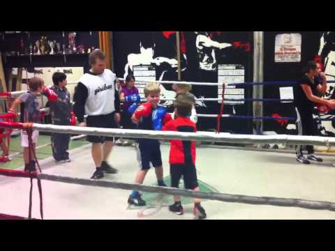 Elias o Viktor provar att boxas