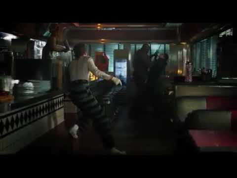 Selina tenta matar Jerome mas é impedida por Bruce.