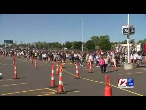 Taylor Swift fans line up for merchandise 24+ hours before concert