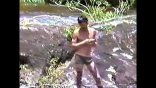 preview picture of video 'Arrojado 1987 - Corredeiras e Roda d'água no Rio Arrojado'