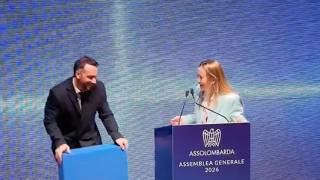 Meloni scherza sulla sua altezza all'Assemblea di Assolombarda: «Credo mi abbiate sottovalutata»