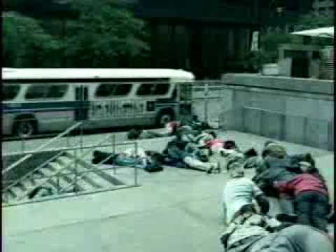 人體骨牌 中途斷了 是因為....