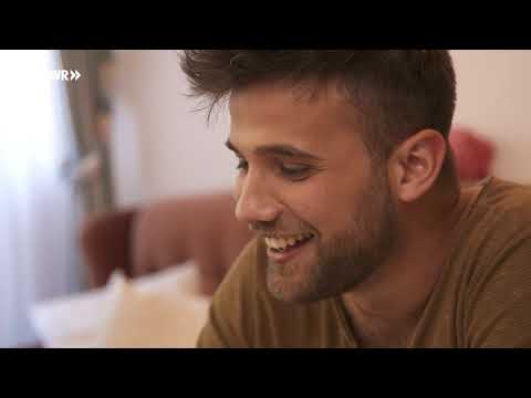 Oma kocht am besten: Putenschnitzel mit Bratkartoffeln und Karottensalat