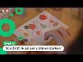 Kinderen schrijven kerstkaarten voor ouderen