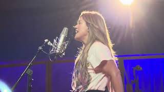Kelly Clarkson performs Walk Away at Studio Sessions in Las Vegas on 7.11.25