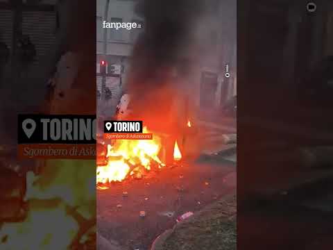 Askatasuna, scontri a Torino tra polizia e manifestanti: idranti, lacrimogeni e cassonetti in fiamme