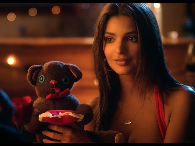 Vidéo teaser pour OnePlus 5T - The perfect gift for your Valentine ft. Emily Ratajkowski