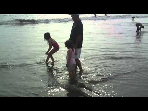 Luciana y Prisci en la playa