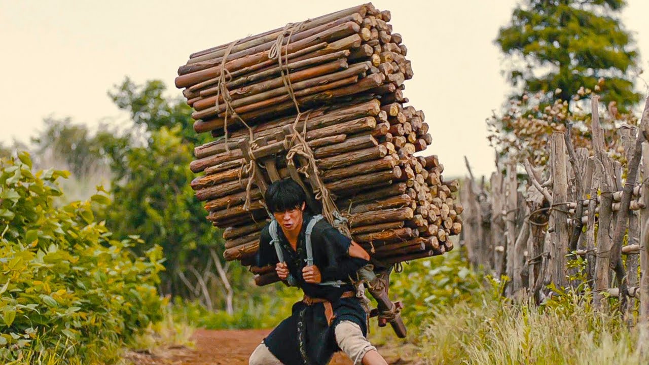 Он 15 лет таскал 200 кг и колол деревянной палкой камни, чтобы побеждать любого 