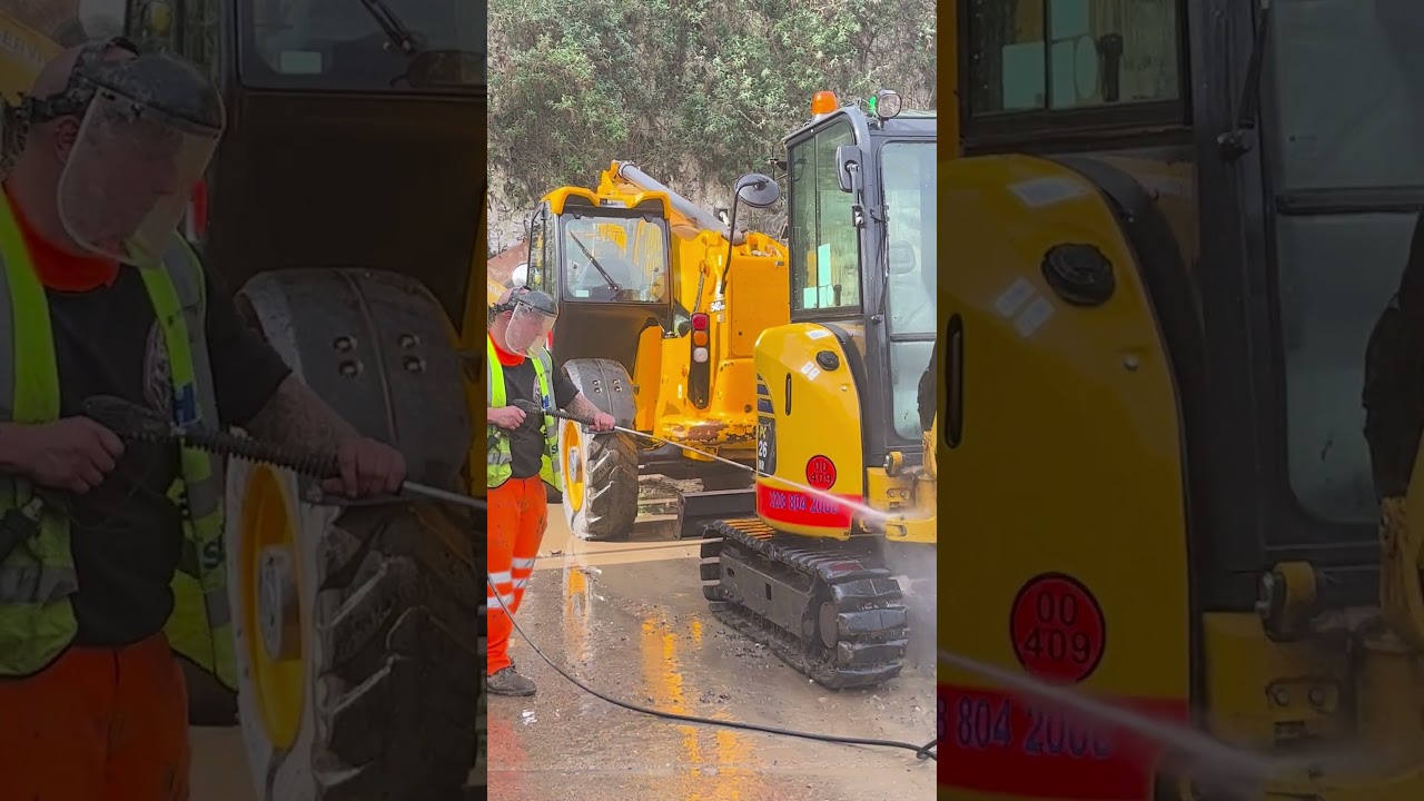 Nothing more satisfying than a spotless digger! 🧼 #minidigger #cleaning #satisfying